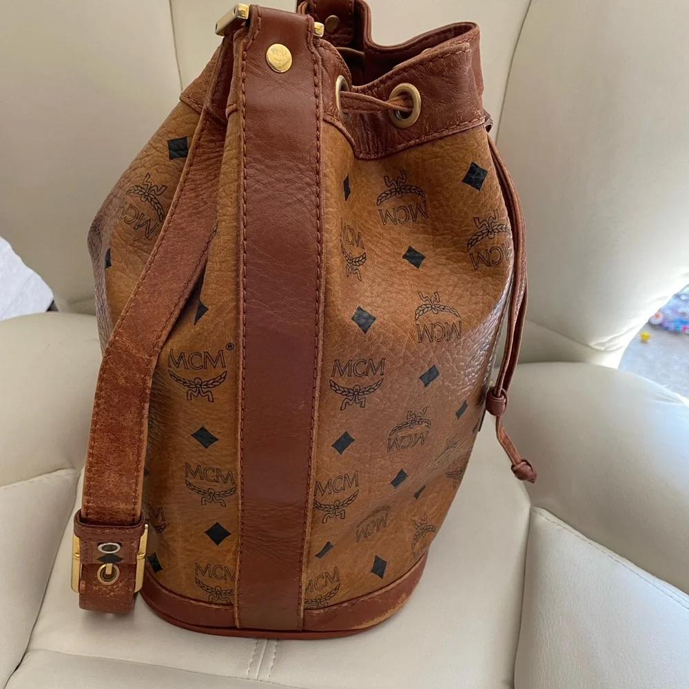 MCM bucket bag 🖤 - Picture 6 of 9